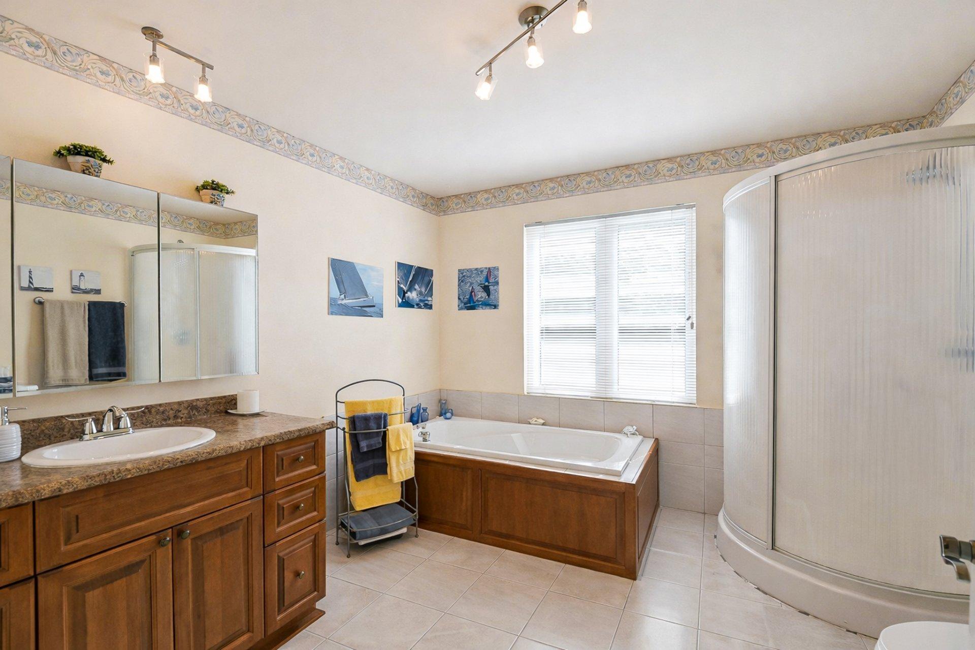 









565


Rue des Plaines

,
Sainte-Adèle,




QC
J8B1P6

