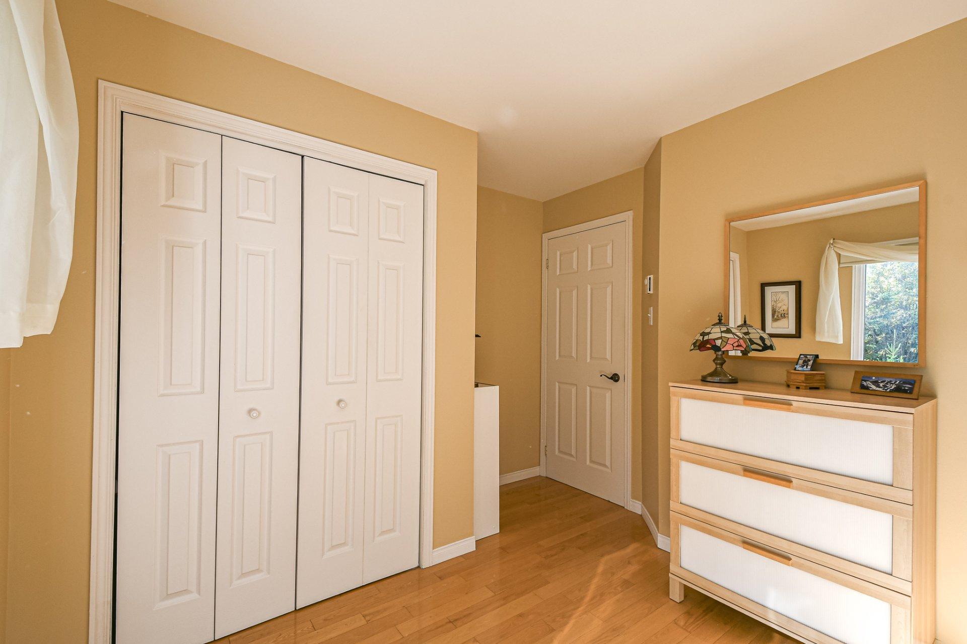 









565


Rue des Plaines

,
Sainte-Adèle,




QC
J8B1P6

