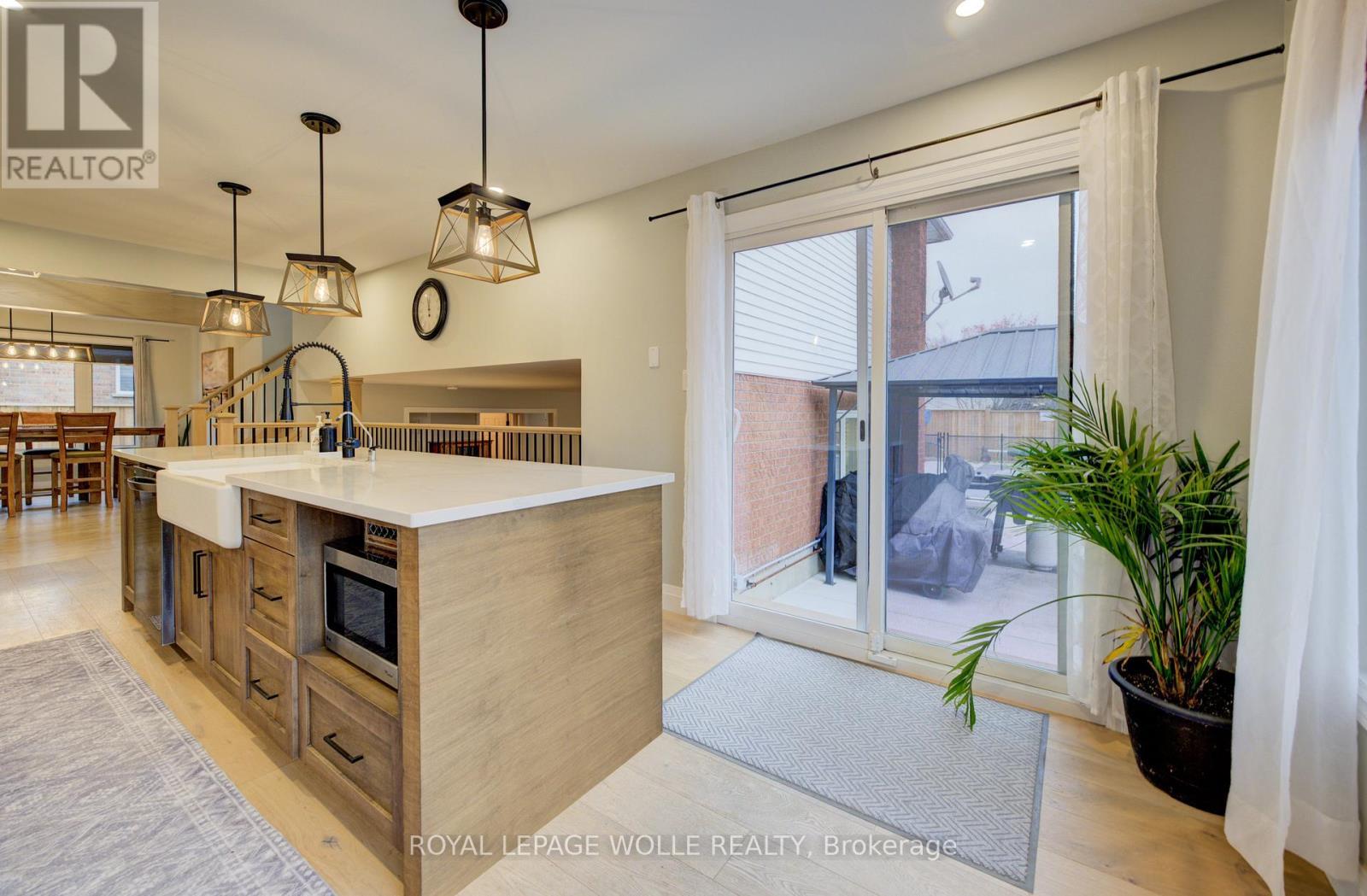 












1 EDGEWOOD COURT

,
Wellesley,




Ontario
N0B2T0

