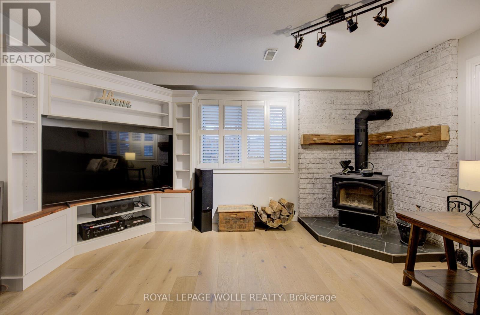 












1 EDGEWOOD COURT

,
Wellesley,




Ontario
N0B2T0

