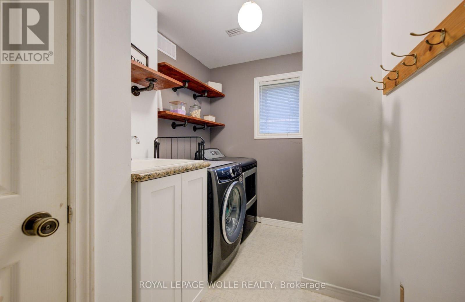 












1 EDGEWOOD COURT

,
Wellesley,




Ontario
N0B2T0

