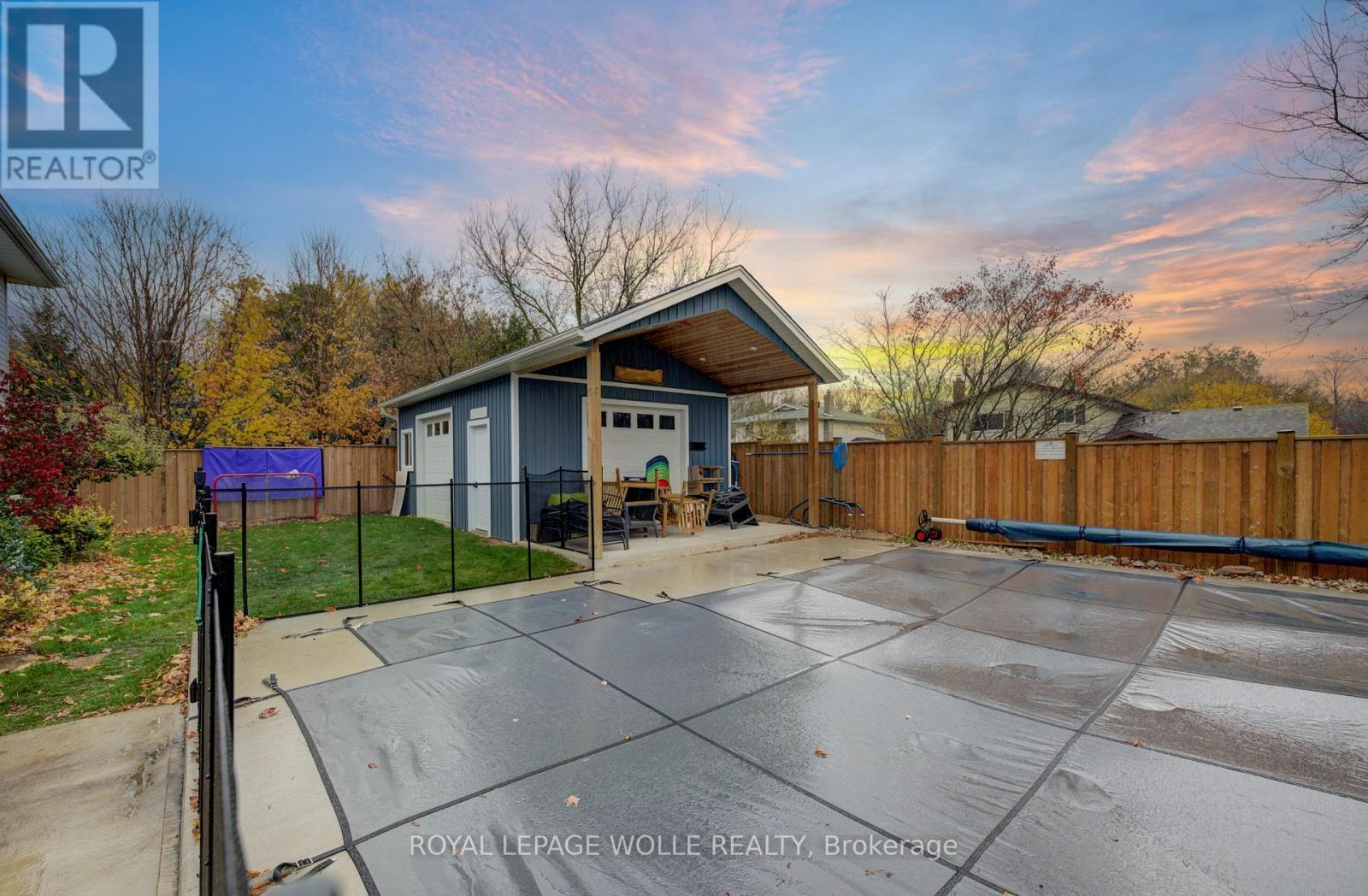 












1 EDGEWOOD COURT

,
Wellesley,




Ontario
N0B2T0

