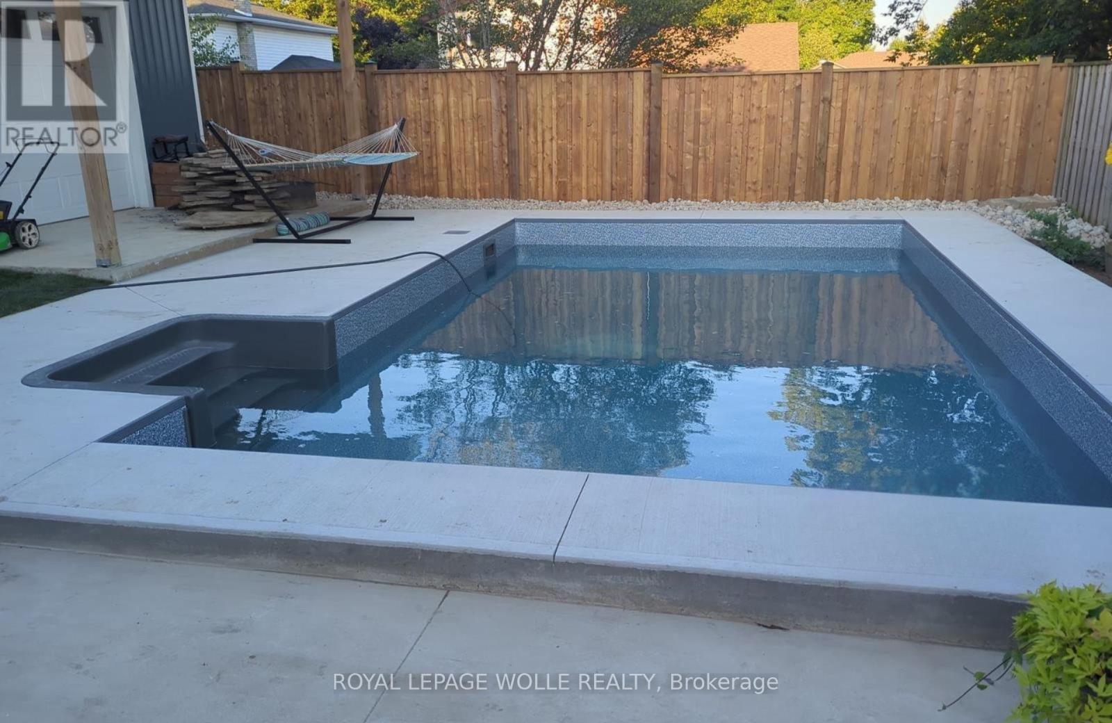 












1 EDGEWOOD COURT

,
Wellesley,




Ontario
N0B2T0

