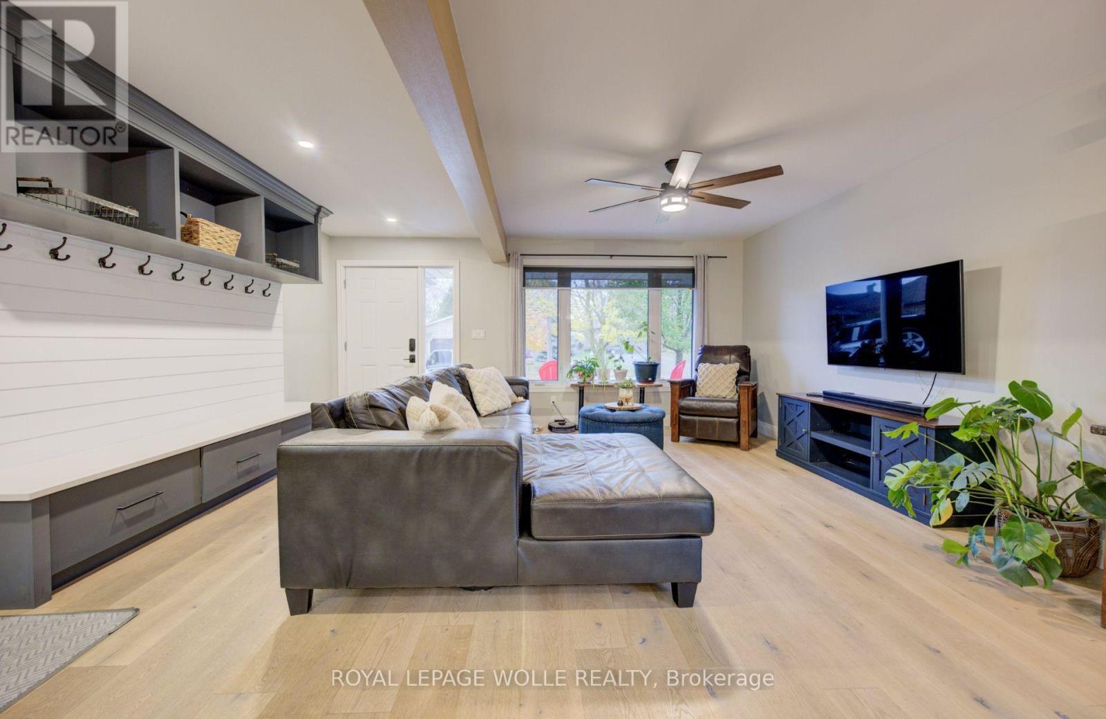 












1 EDGEWOOD COURT

,
Wellesley,




Ontario
N0B2T0

