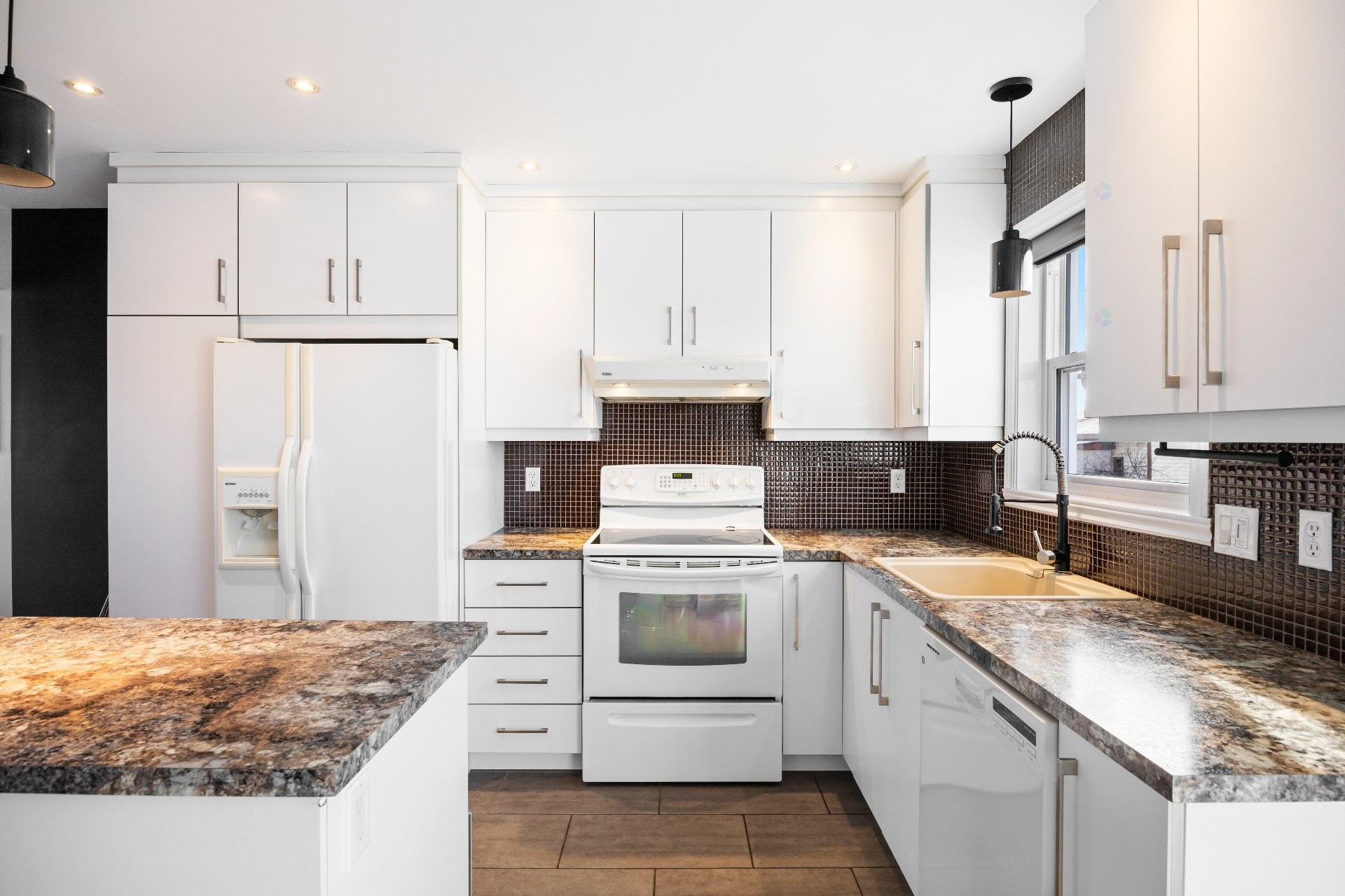 









475


Boul. des Prés-Verts

,
La Prairie,




QC
J5R5G7

