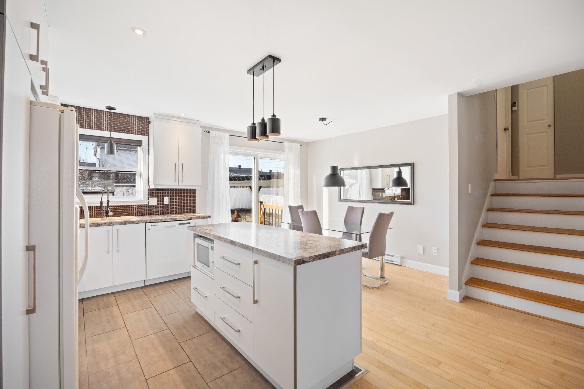 









475


Boul. des Prés-Verts

,
La Prairie,




QC
J5R5G7

