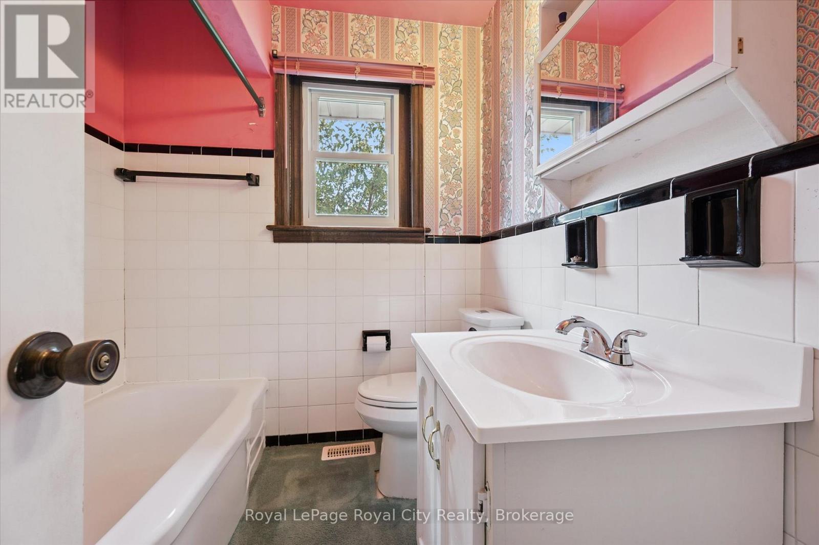 












193 EDINBURGH ROAD S

,
Guelph (Dovercliffe Park/Old University),




Ontario
N1G2H8

