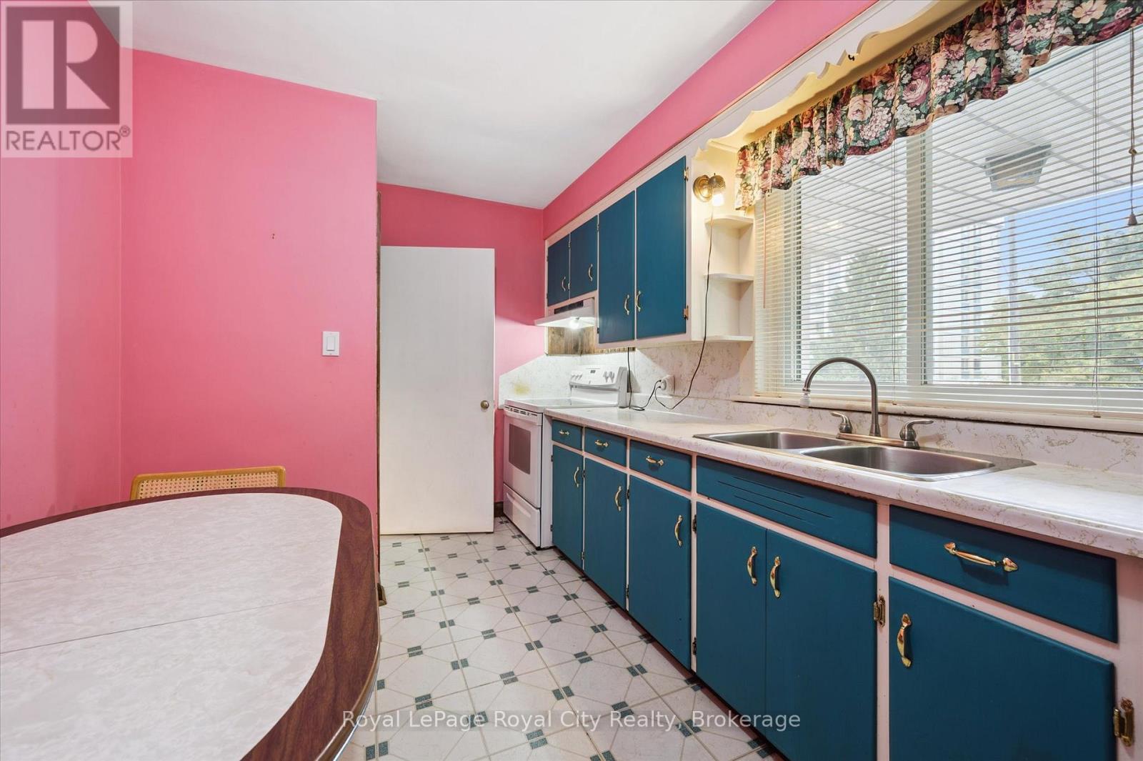 












193 EDINBURGH ROAD S

,
Guelph (Dovercliffe Park/Old University),




Ontario
N1G2H8

