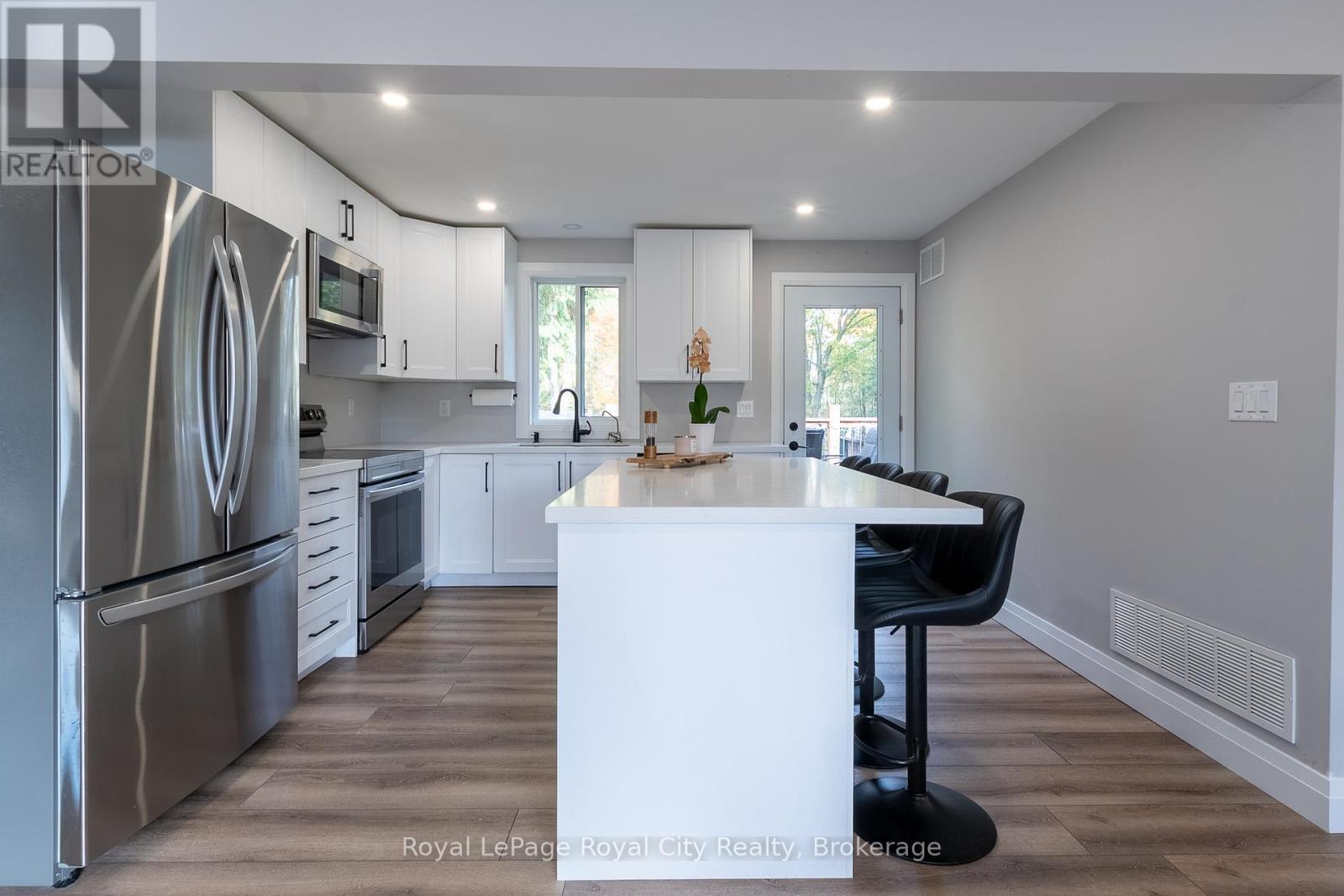 












3697 GEORGE JOHNSTON ROAD

,
Springwater,




Ontario
L4M4S4

