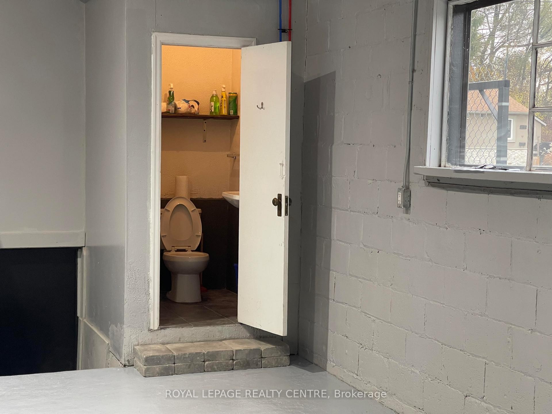 









1285


St Mary's

Avenue,
Mississauga,




ON
L5E 1H8

