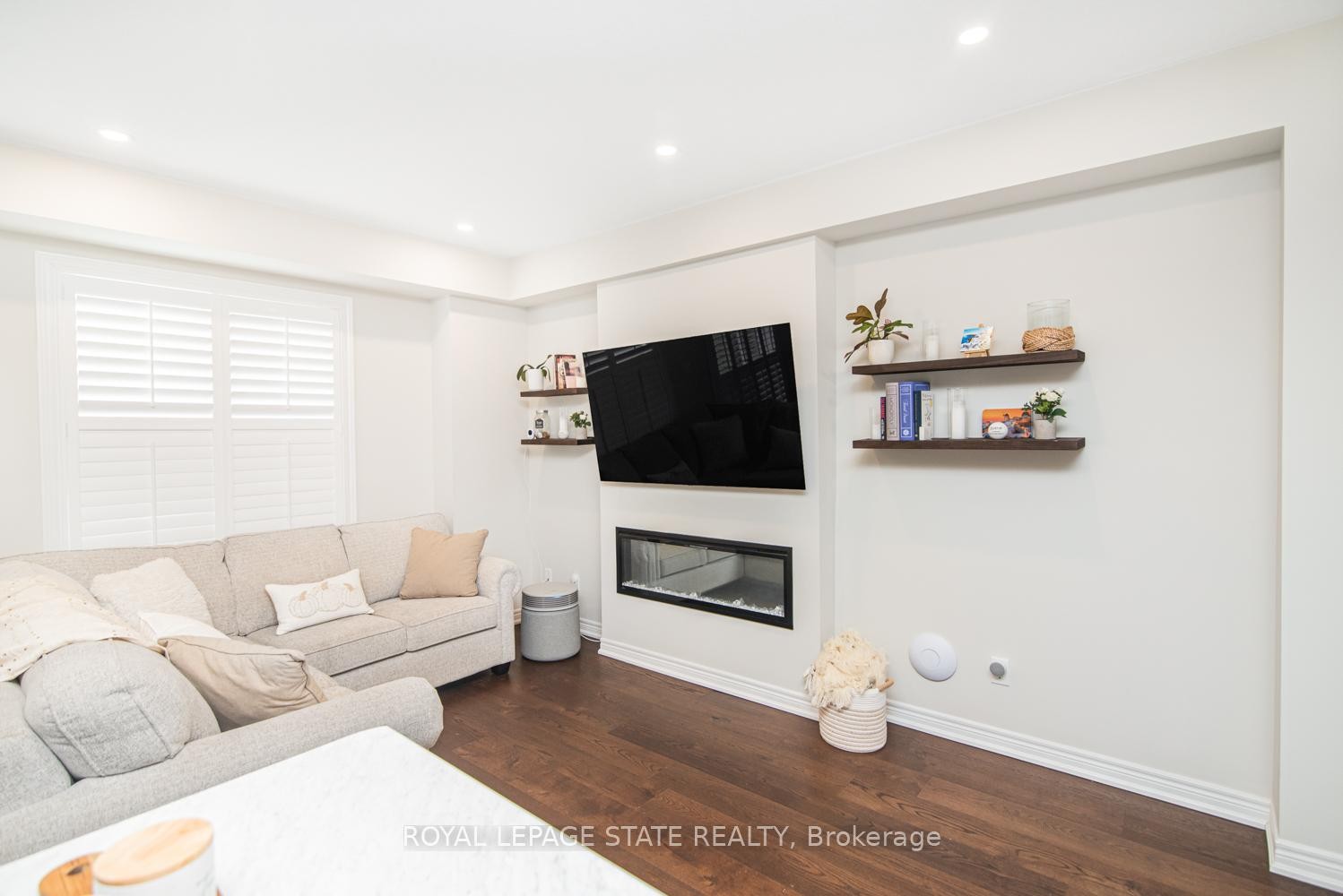 









8


Mia

Drive,
Hamilton,




ON
L9B 0K1

