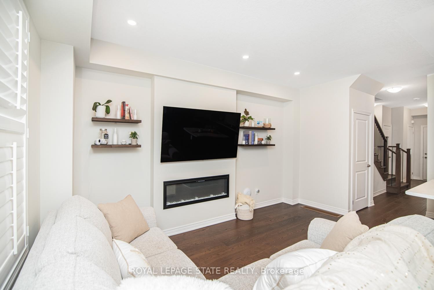 









8


Mia

Drive,
Hamilton,




ON
L9B 0K1

