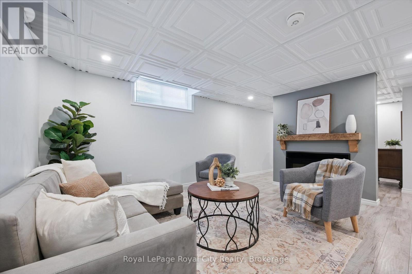 












98 KAY CRESCENT

,
Centre Wellington (Fergus),




Ontario
N1M0G2

