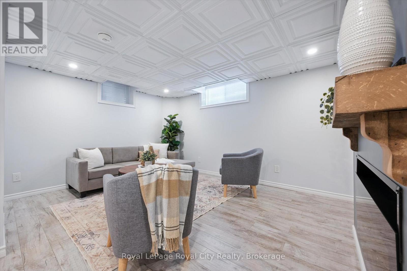 












98 KAY CRESCENT

,
Centre Wellington (Fergus),




Ontario
N1M0G2

