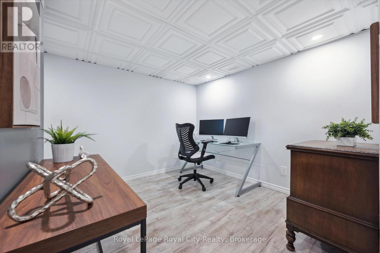 












98 KAY CRESCENT

,
Centre Wellington (Fergus),




Ontario
N1M0G2

