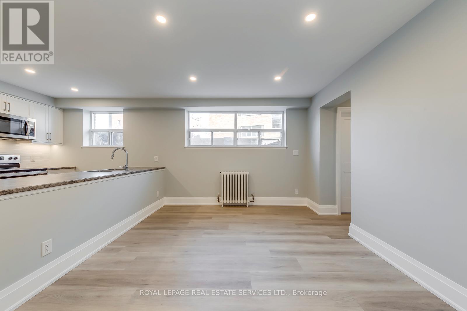 












320 LAKESHORE ROAD W

,
Mississauga,




Ontario
L5H1G8

