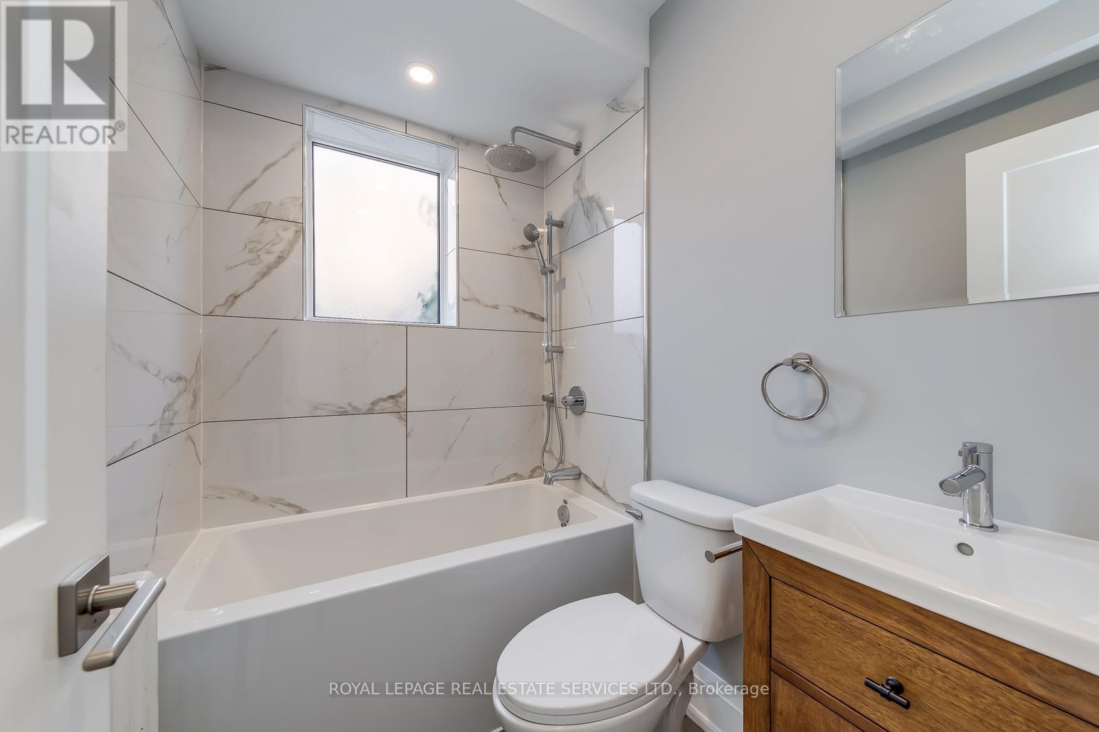 












320 LAKESHORE ROAD W

,
Mississauga,




Ontario
L5H1G8

