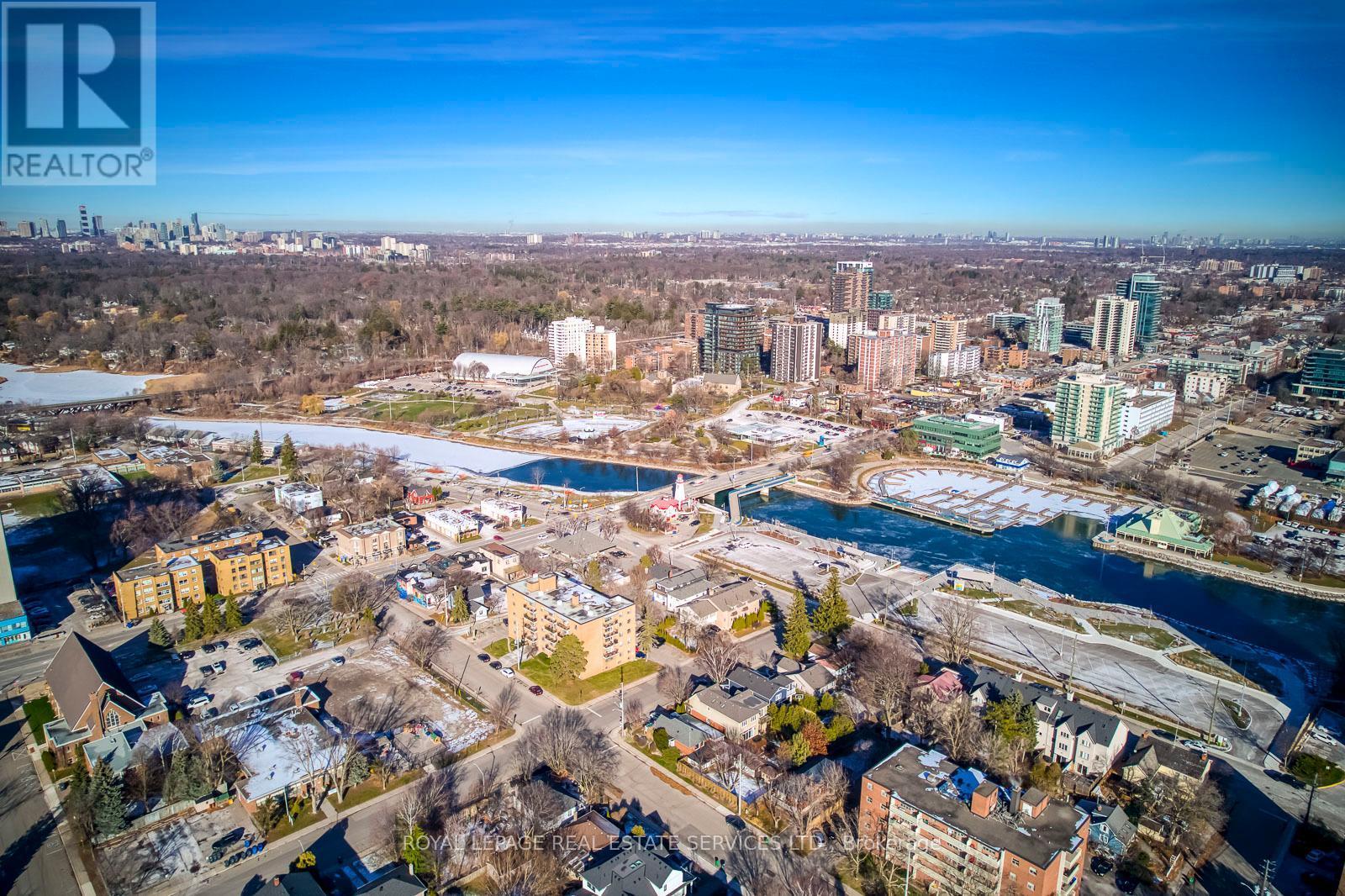 












320 LAKESHORE ROAD W

,
Mississauga,




Ontario
L5H1G8

