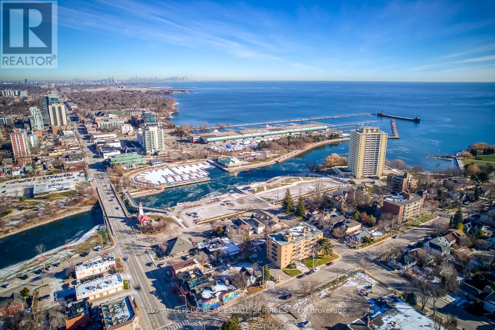 












320 LAKESHORE ROAD W

,
Mississauga,




Ontario
L5H1G8

