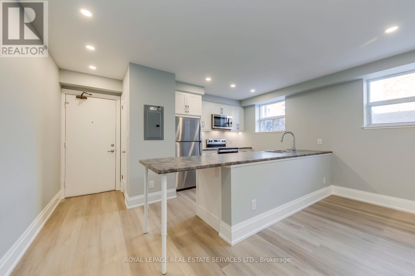 












320 LAKESHORE ROAD W

,
Mississauga,




Ontario
L5H1G8

