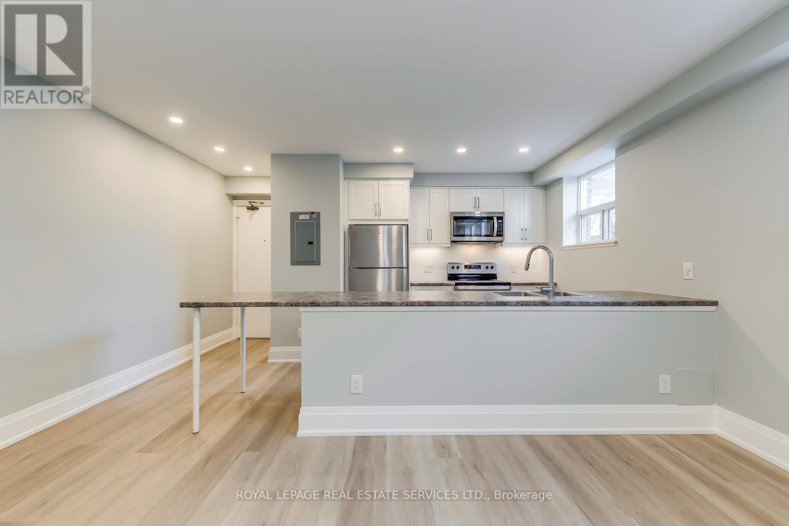 












320 LAKESHORE ROAD W

,
Mississauga,




Ontario
L5H1G8

