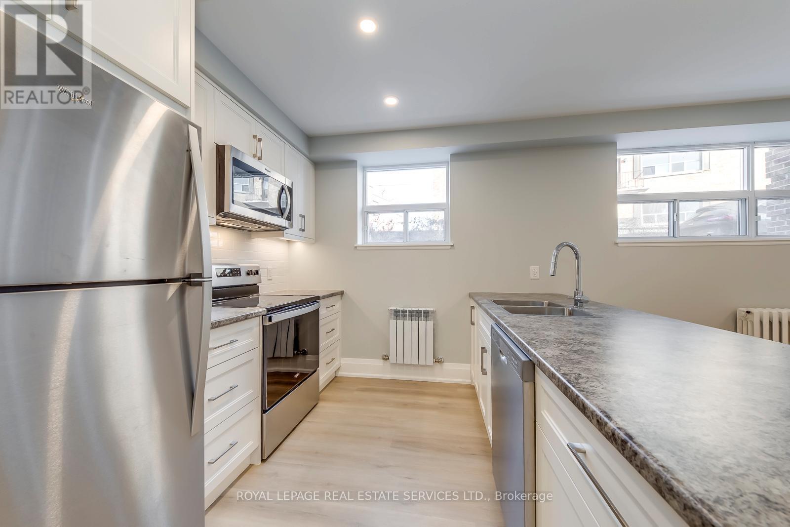 












320 LAKESHORE ROAD W

,
Mississauga,




Ontario
L5H1G8

