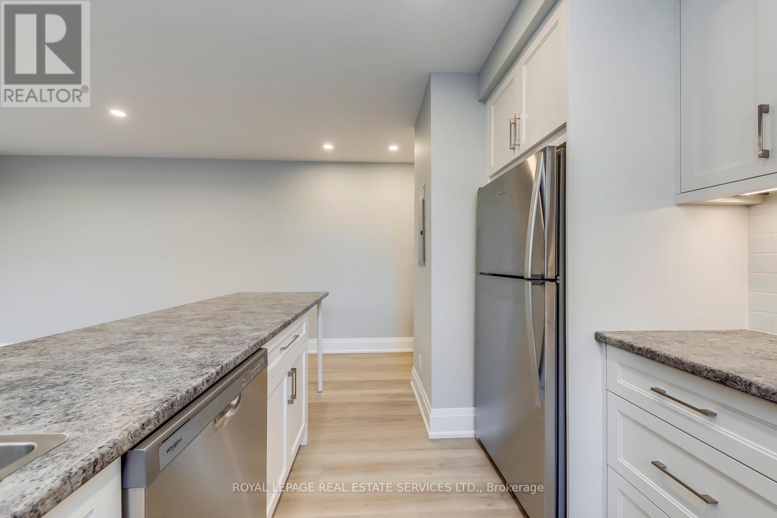 












320 LAKESHORE ROAD W

,
Mississauga,




Ontario
L5H1G8

