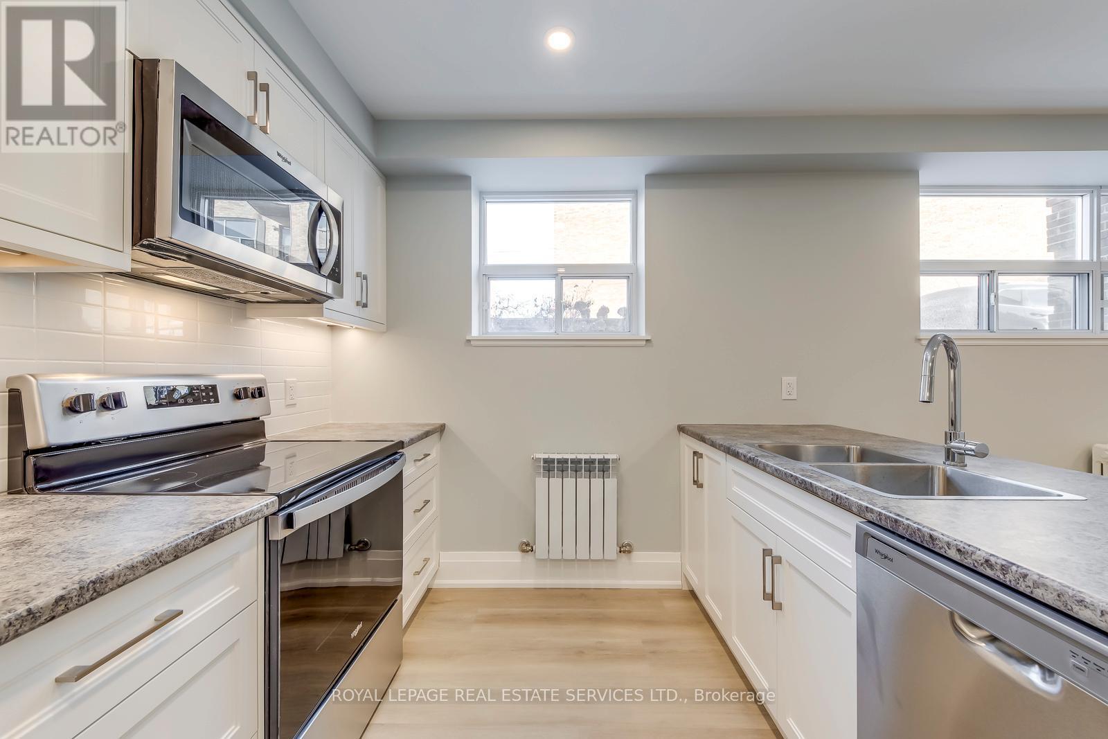 












320 LAKESHORE ROAD W

,
Mississauga,




Ontario
L5H1G8


