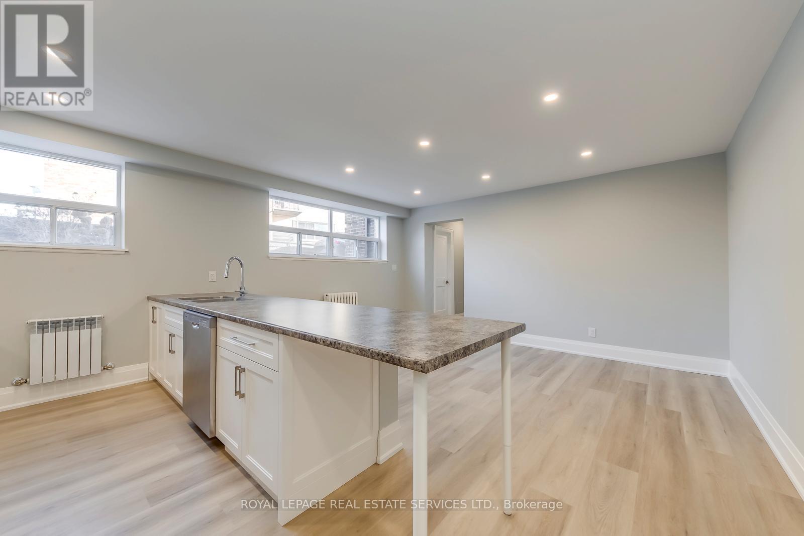 












320 LAKESHORE ROAD W

,
Mississauga,




Ontario
L5H1G8

