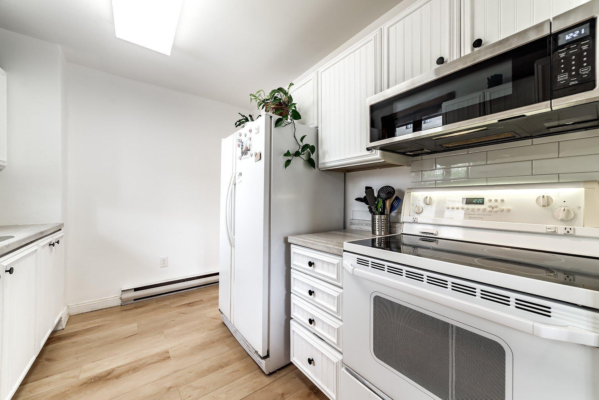 









47


Av. des Pins O.

, 303,
Montréal (Le Plateau-Mont-Royal),




QC
H2W1R7

