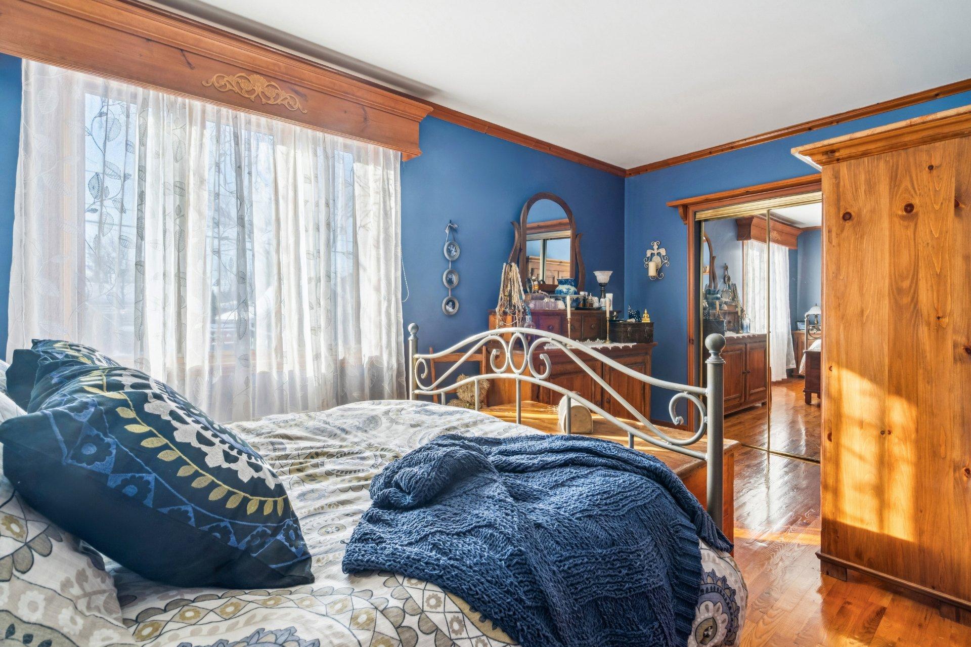 









469


Rue Samuel-De Champlain

,
Sainte-Julie,




QC
J3E1C9

