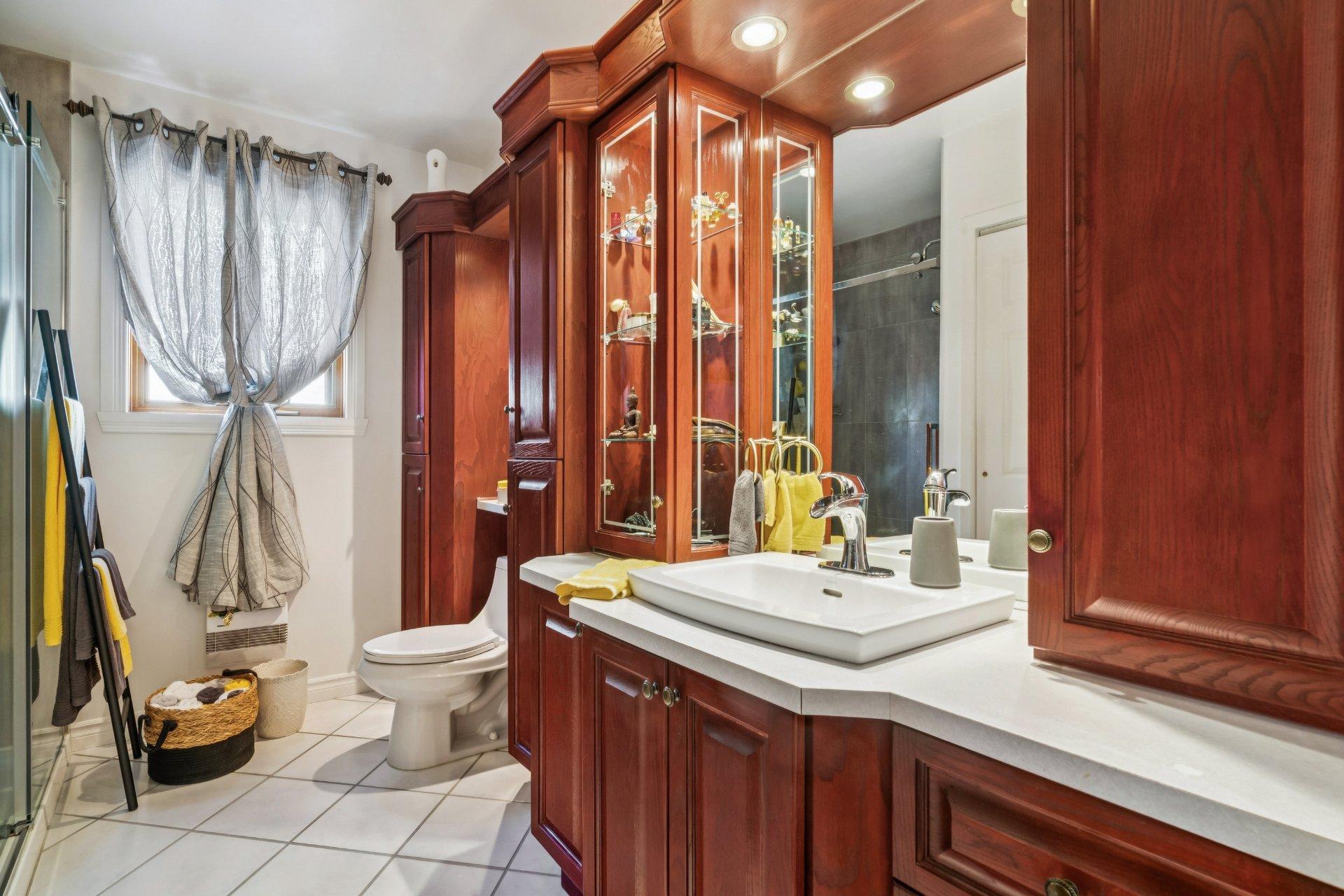 









469


Rue Samuel-De Champlain

,
Sainte-Julie,




QC
J3E1C9

