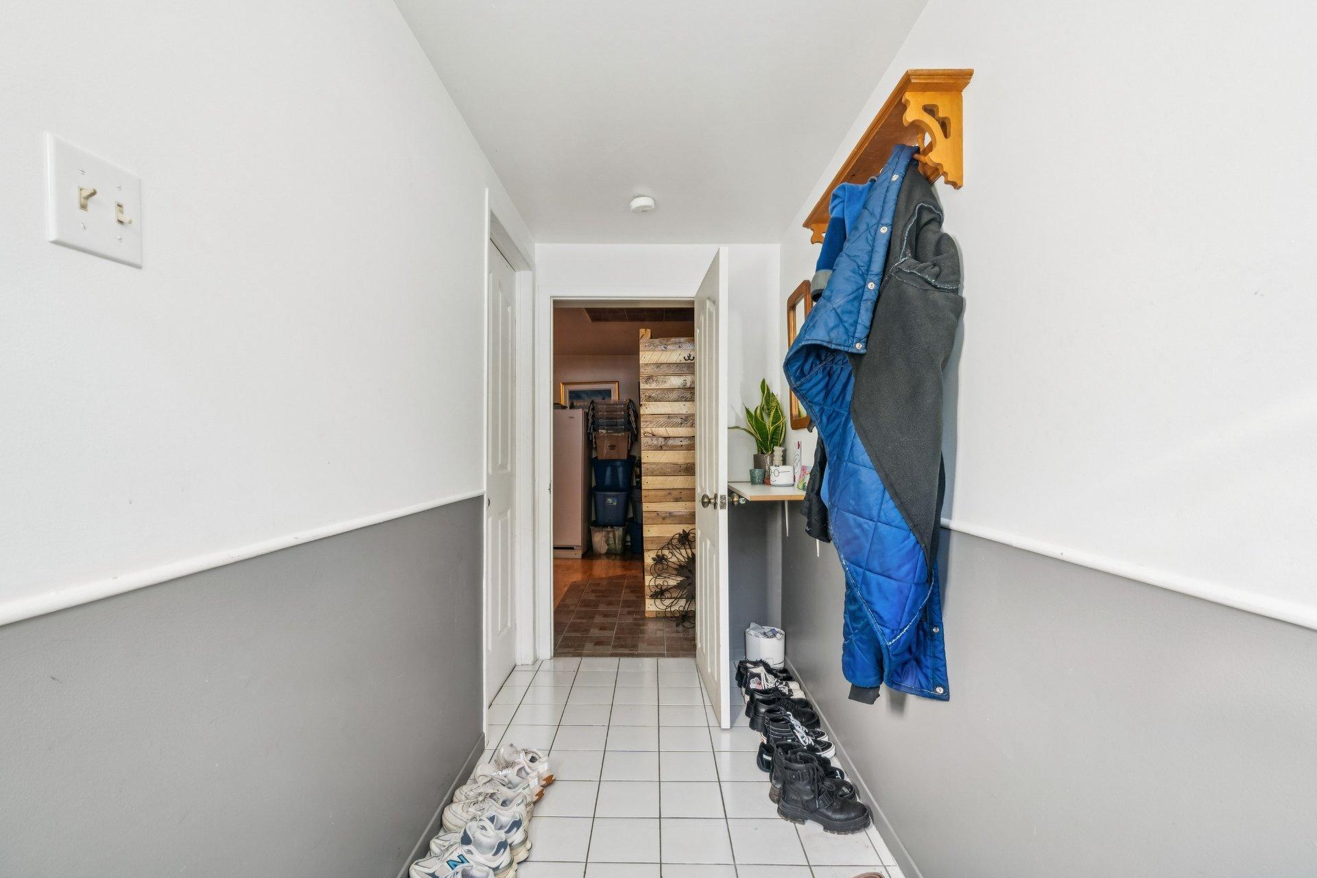 









469


Rue Samuel-De Champlain

,
Sainte-Julie,




QC
J3E1C9

