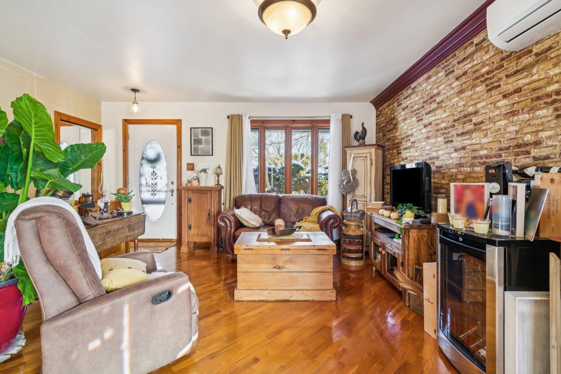 









469


Rue Samuel-De Champlain

,
Sainte-Julie,




QC
J3E1C9

