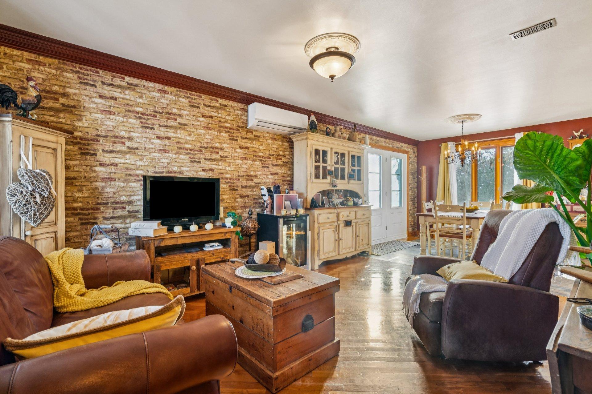 









469


Rue Samuel-De Champlain

,
Sainte-Julie,




QC
J3E1C9

