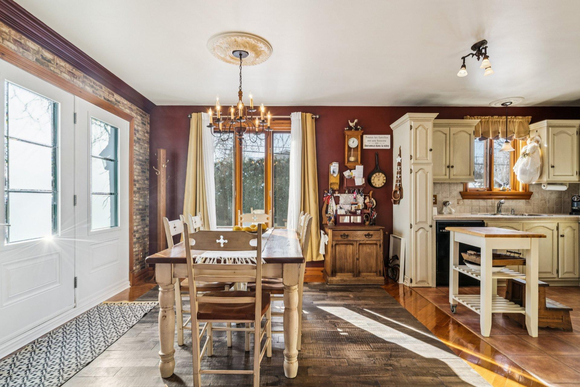 









469


Rue Samuel-De Champlain

,
Sainte-Julie,




QC
J3E1C9

