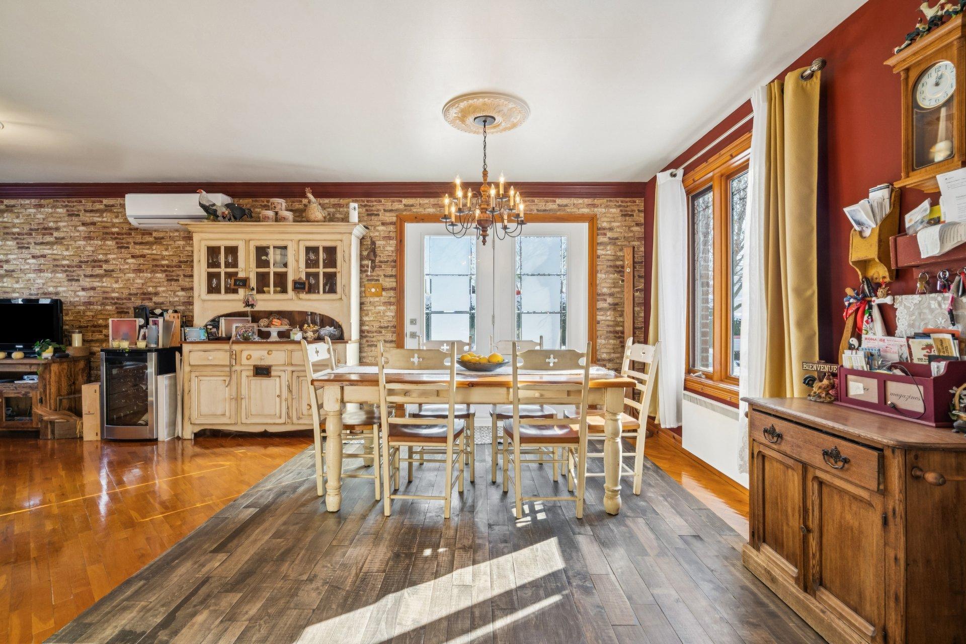 









469


Rue Samuel-De Champlain

,
Sainte-Julie,




QC
J3E1C9

