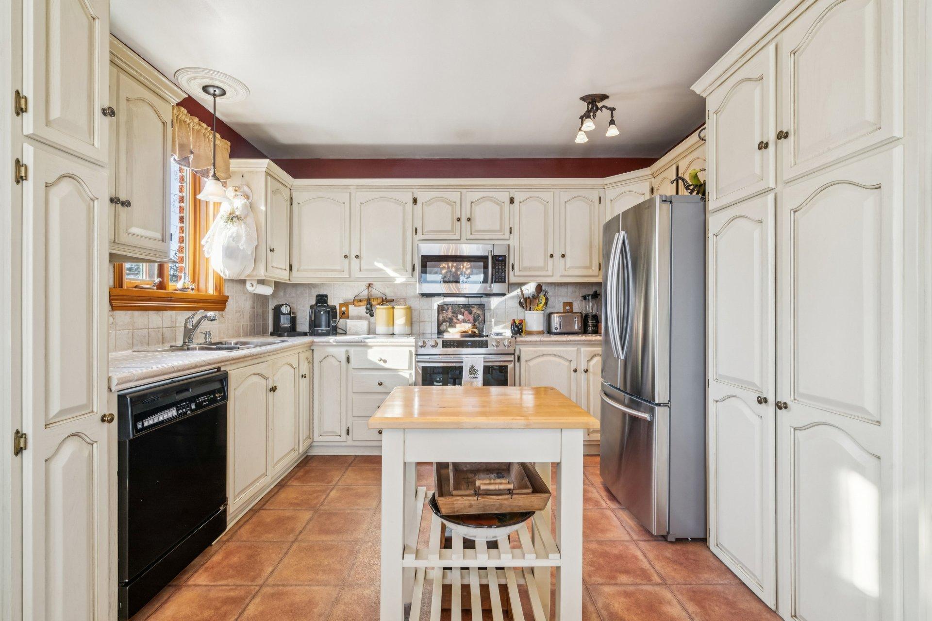 









469


Rue Samuel-De Champlain

,
Sainte-Julie,




QC
J3E1C9

