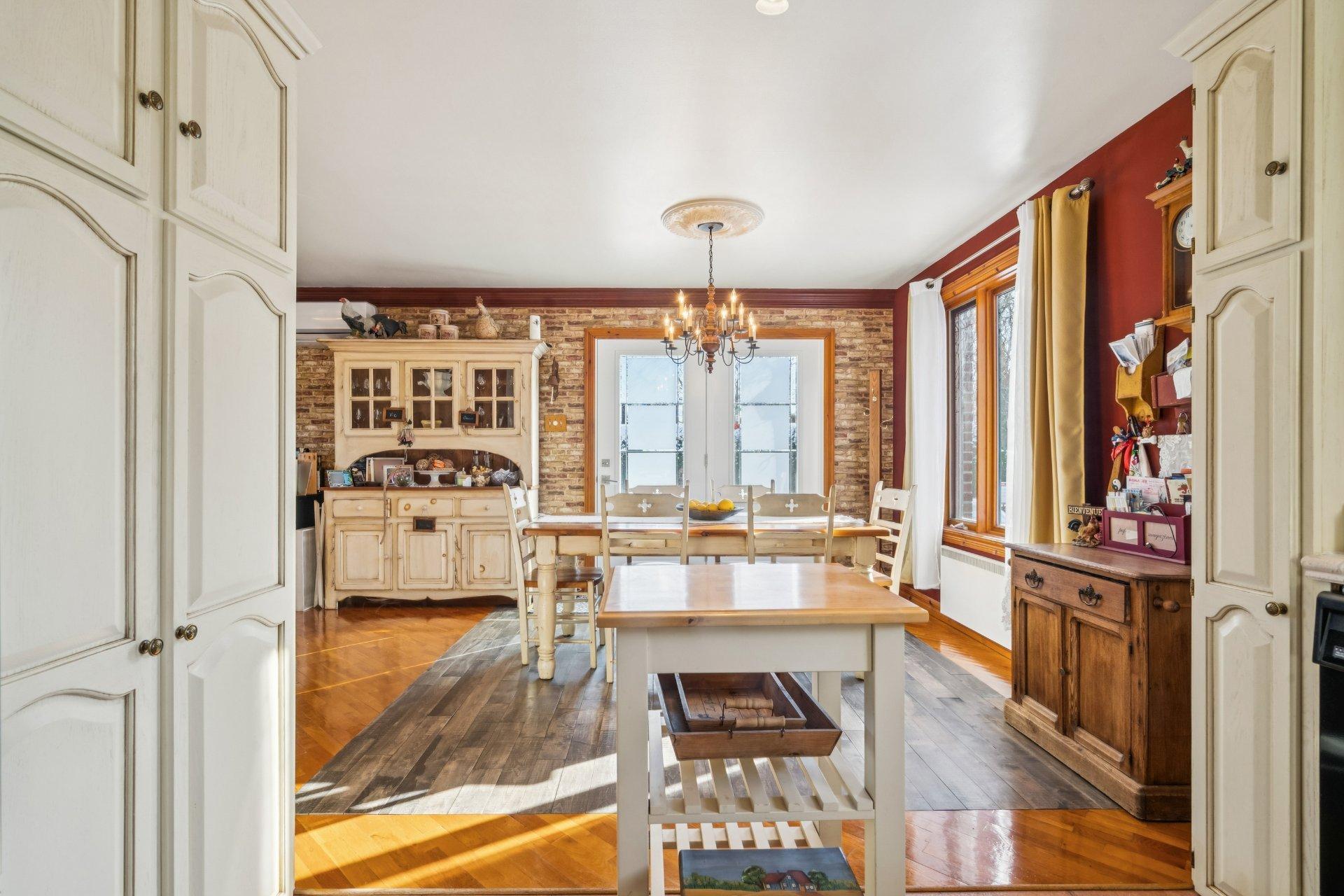 









469


Rue Samuel-De Champlain

,
Sainte-Julie,




QC
J3E1C9

