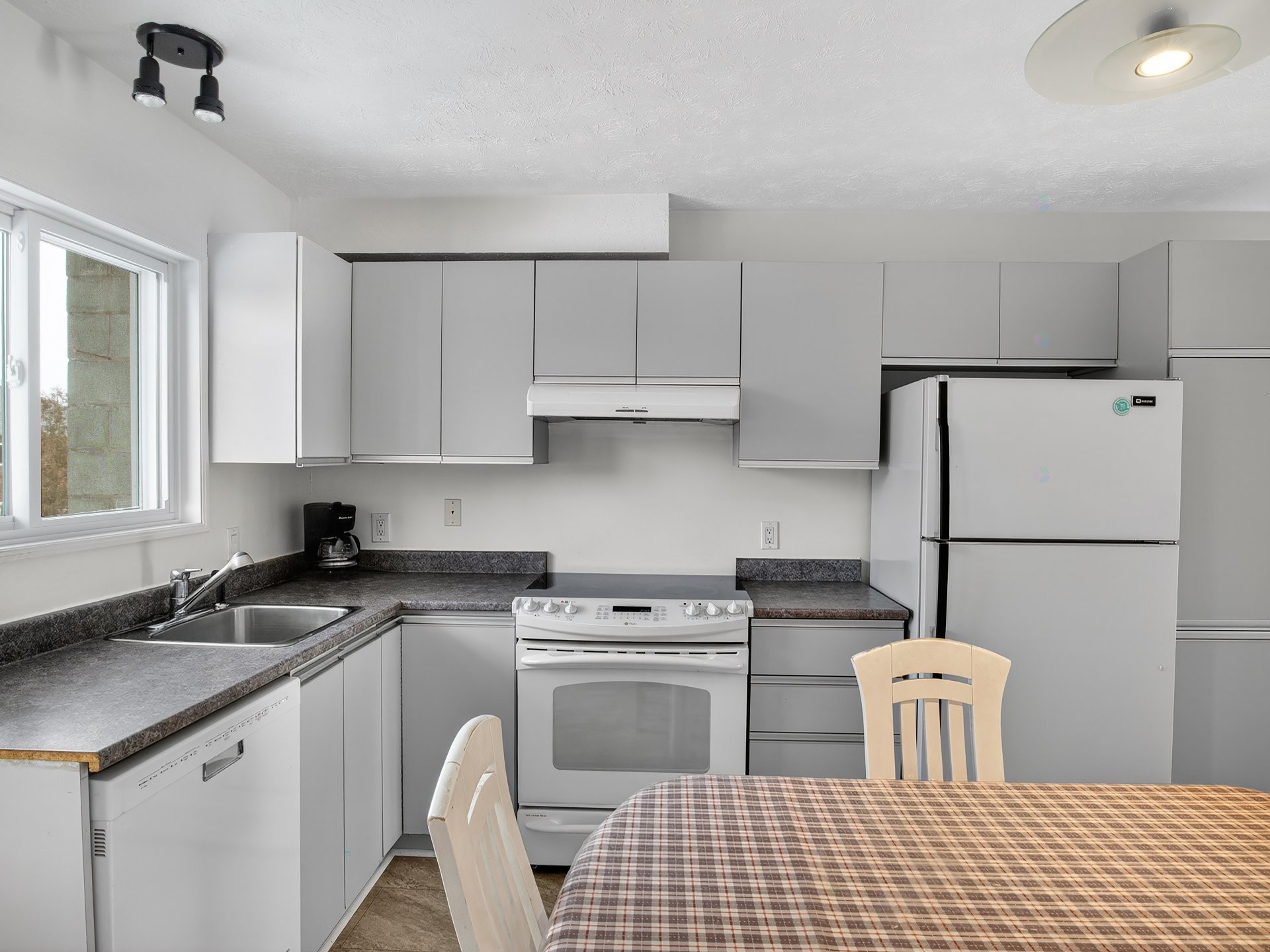 









94


Boul. de Bromont

, 6,
Bromont,




QC
J2L2K6

