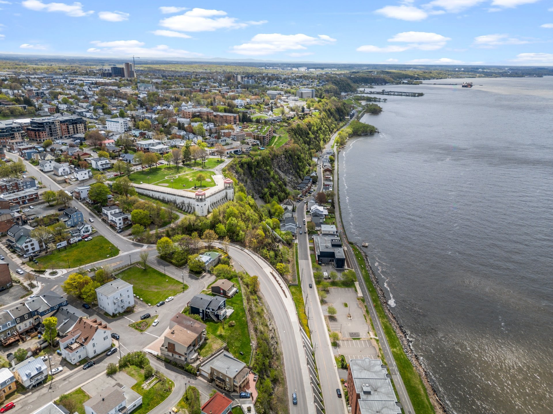 









220


Rue Napoléon-Mercier

,
Lévis (Desjardins),







QC
G6V3X1

