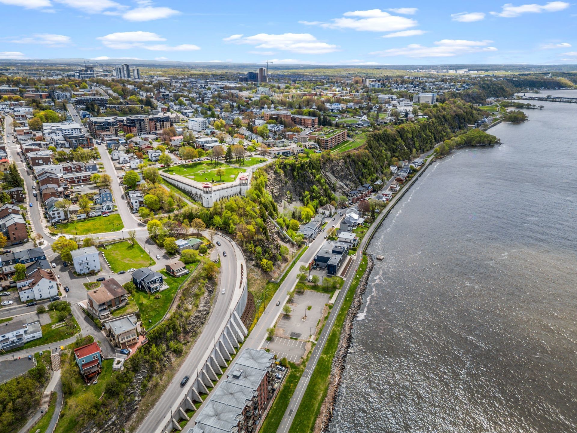 









220


Rue Napoléon-Mercier

,
Lévis (Desjardins),







QC
G6V3X1

