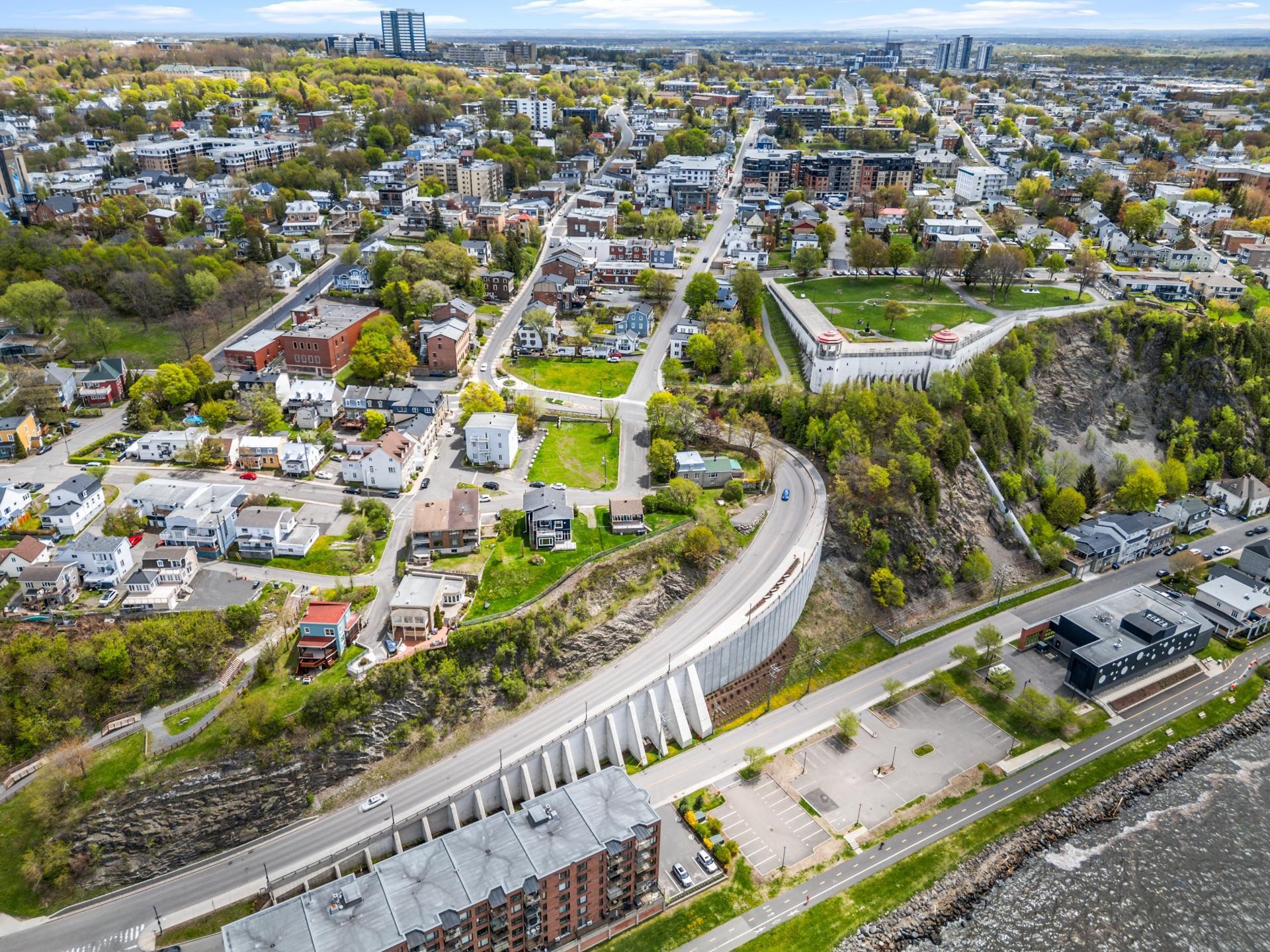 









220


Rue Napoléon-Mercier

,
Lévis (Desjardins),







QC
G6V3X1

