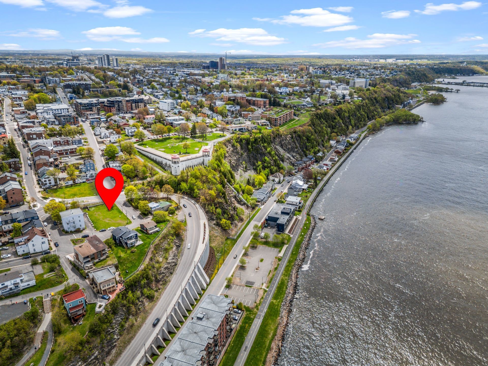 









220


Rue Napoléon-Mercier

,
Lévis (Desjardins),







QC
G6V3X1

