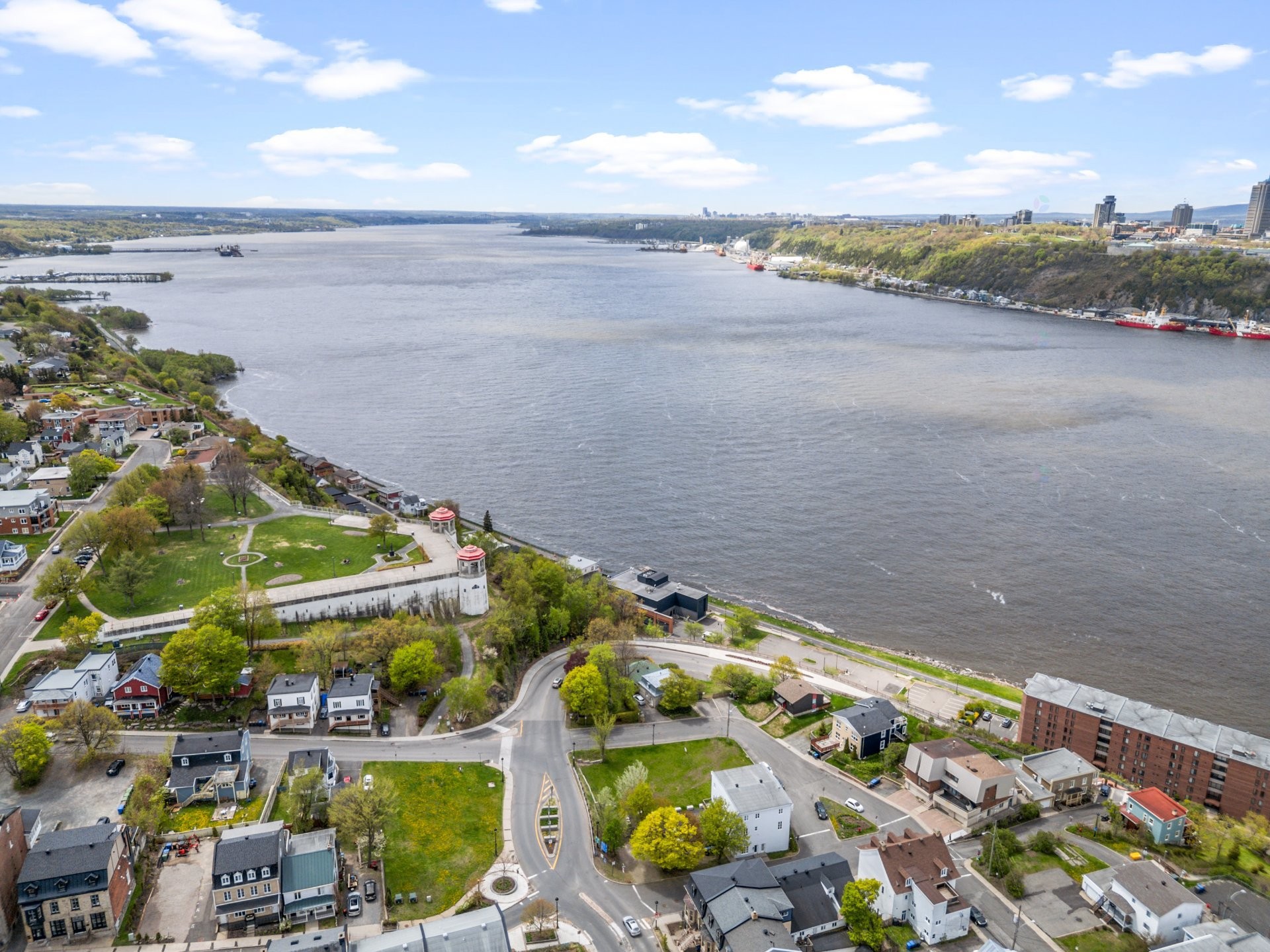 









220


Rue Napoléon-Mercier

,
Lévis (Desjardins),







QC
G6V3X1

