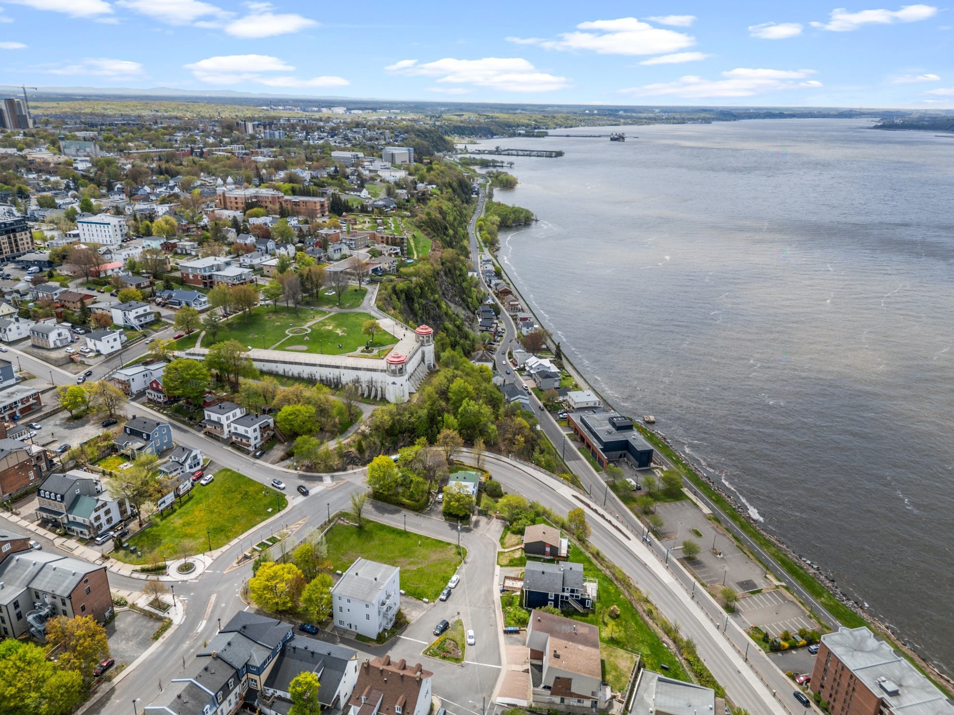 









220


Rue Napoléon-Mercier

,
Lévis (Desjardins),







QC
G6V3X1

