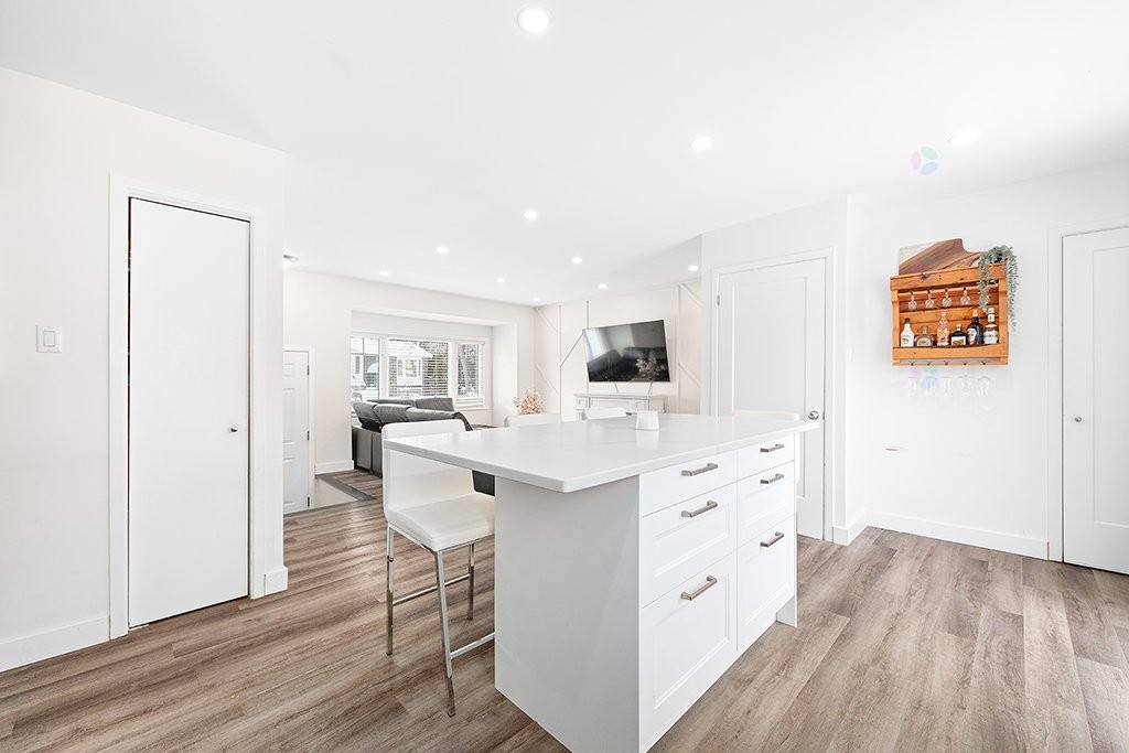 









586


Rue Louis-Cousineau

,
Gatineau (Aylmer),




QC
J9H5J9

