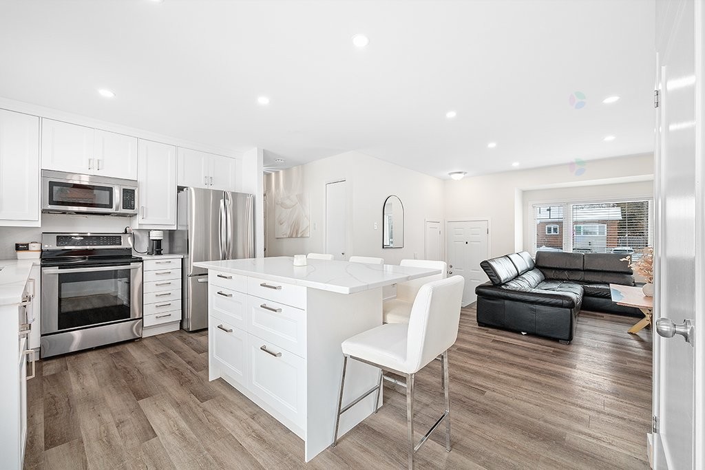 









586


Rue Louis-Cousineau

,
Gatineau (Aylmer),




QC
J9H5J9

