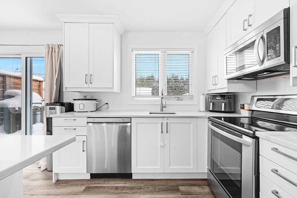 









586


Rue Louis-Cousineau

,
Gatineau (Aylmer),




QC
J9H5J9

