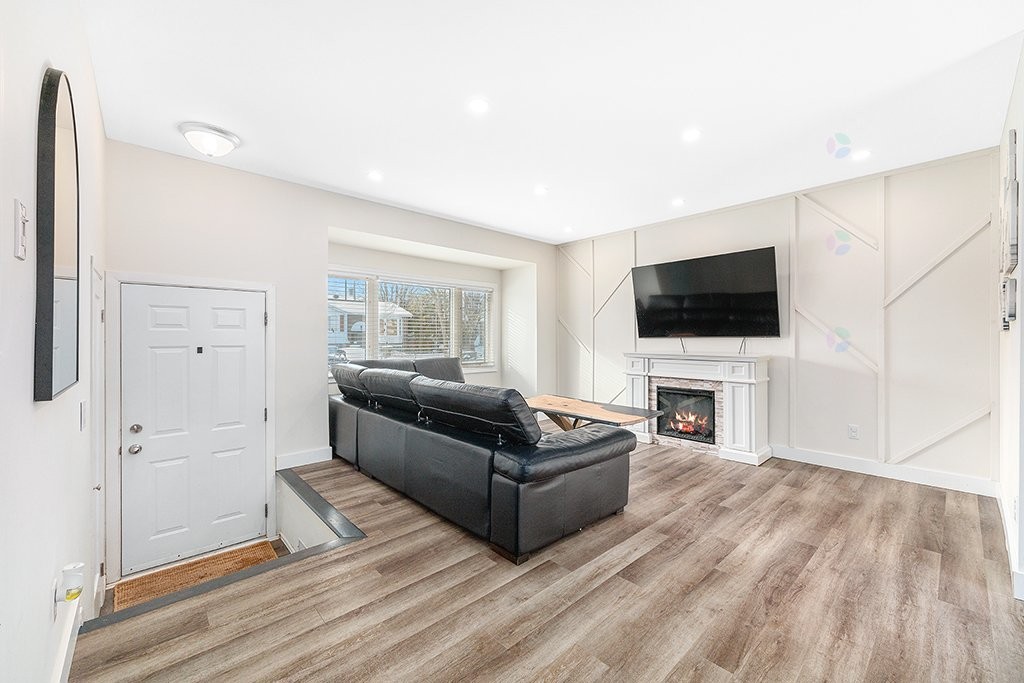 









586


Rue Louis-Cousineau

,
Gatineau (Aylmer),




QC
J9H5J9

